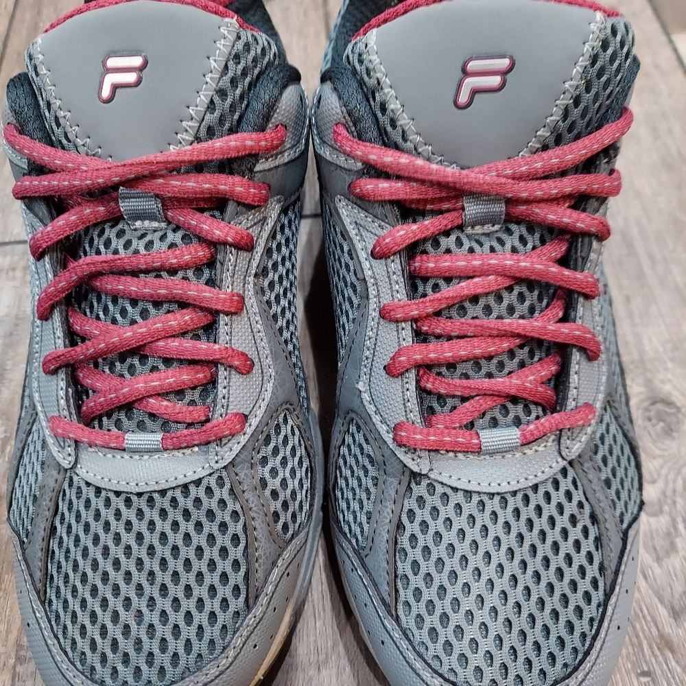 FILA  - women’s running shoe/ sneakers very clean / excellent condition sz9